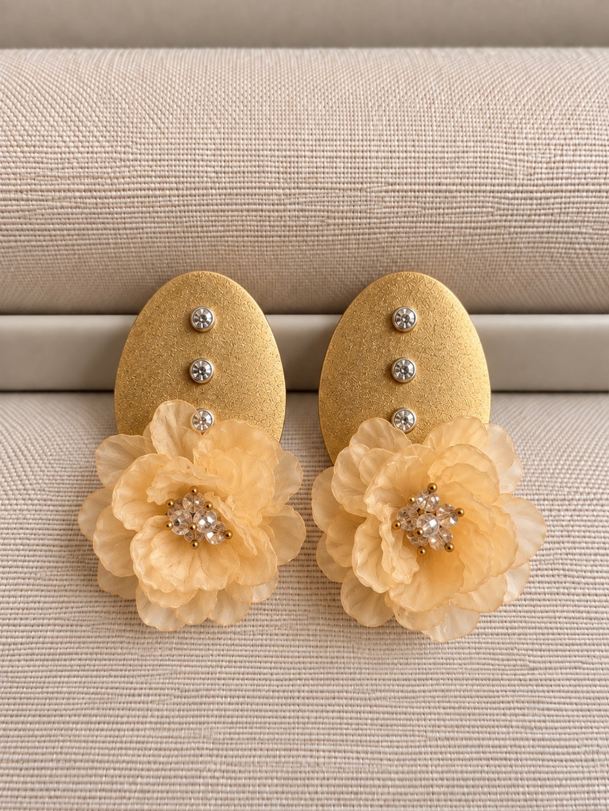 A. Brincos flor bege