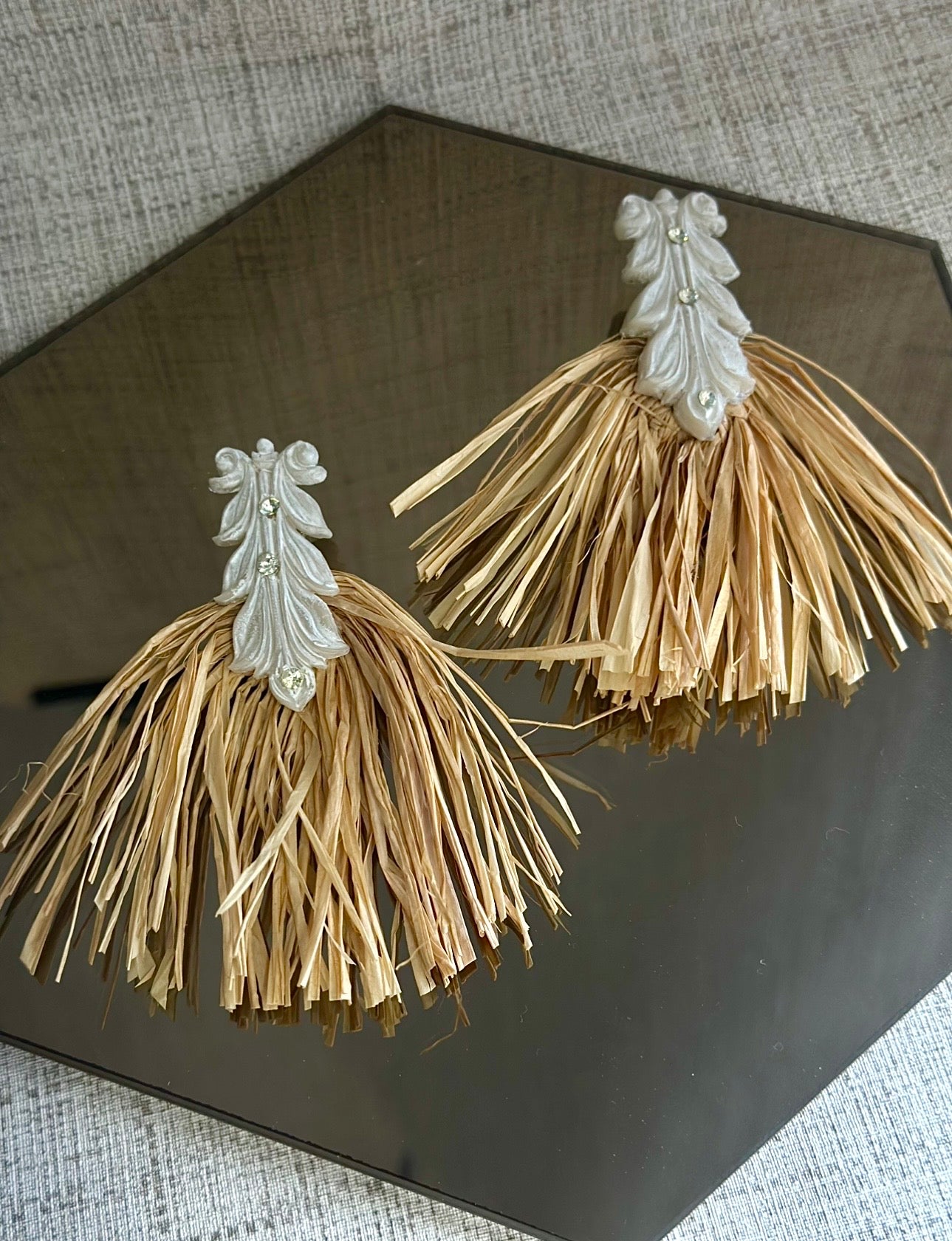 Brincos ráfia